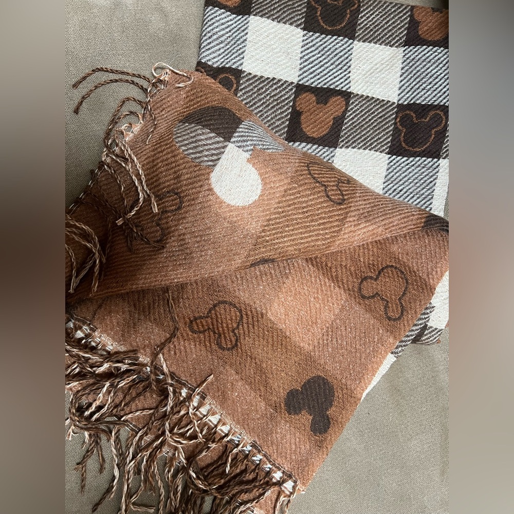 Disney Mickey Mouse scarf. - Picture 7 of 7